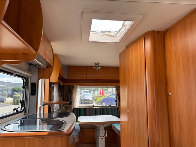 HOME-CAR 526h Racer 470 UE | 2 Enkele bedden | Volautomatische mover | Fietsendrager | Zakluifel | 3-Pits gasfornuis foto: 20