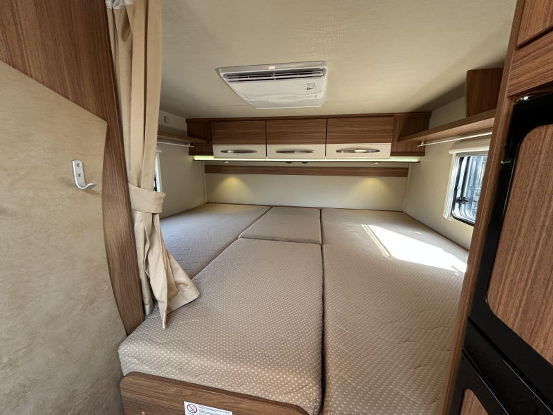 Hymer Carado ENKELE BEDDEN + HEFBED  foto: 15