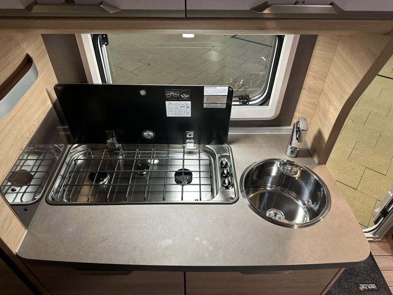 Knaus Sudwind 420 QD grote koelkast | A69  foto: 10