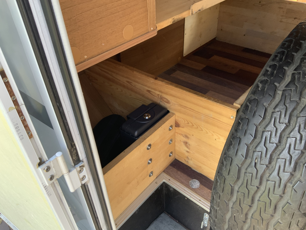 Knaus Van Ti 600 2.3 130 PK Half-integraal, Dwars-bed, Halve- treinzit, Draaistoelen, etc. Bj 2013 Camper centrum on the road Marum foto: 31