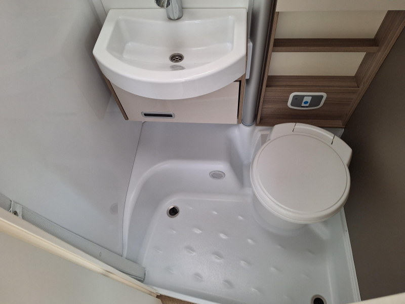 B&uuml;rstner Travel Van 620 T 9G MOD&Egrave;LE COMPACT AUTOMATIQUE photo : 6