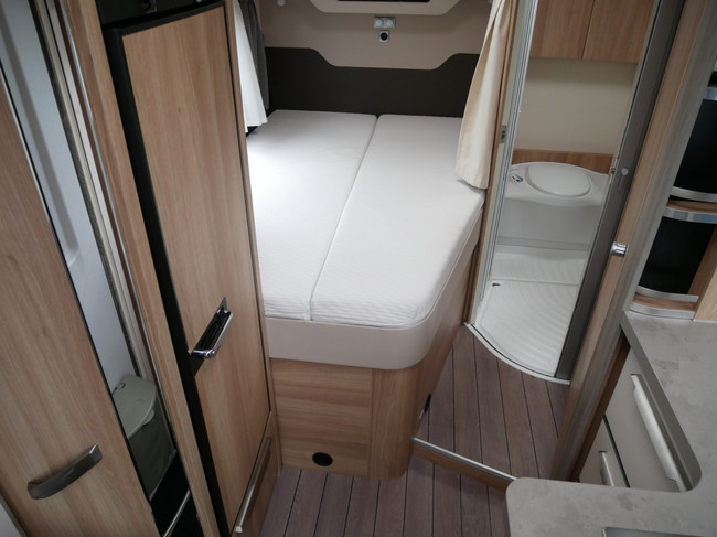 Knaus Sky TI 650 MF, Autom&aacute;tico, Cama francesa, Elevador de bicicletas foto: 16