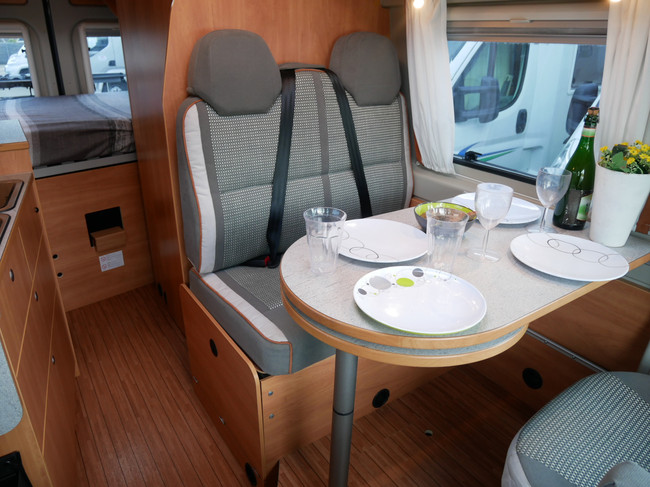 Pössl 2Win Plus, 6 Meter Buscamper, Groot Dwarsbed!!! foto: 9