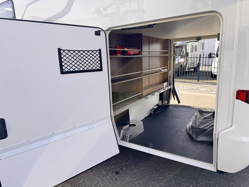 Hymer B-MC T 680 single beds pull-down bed photo: 6