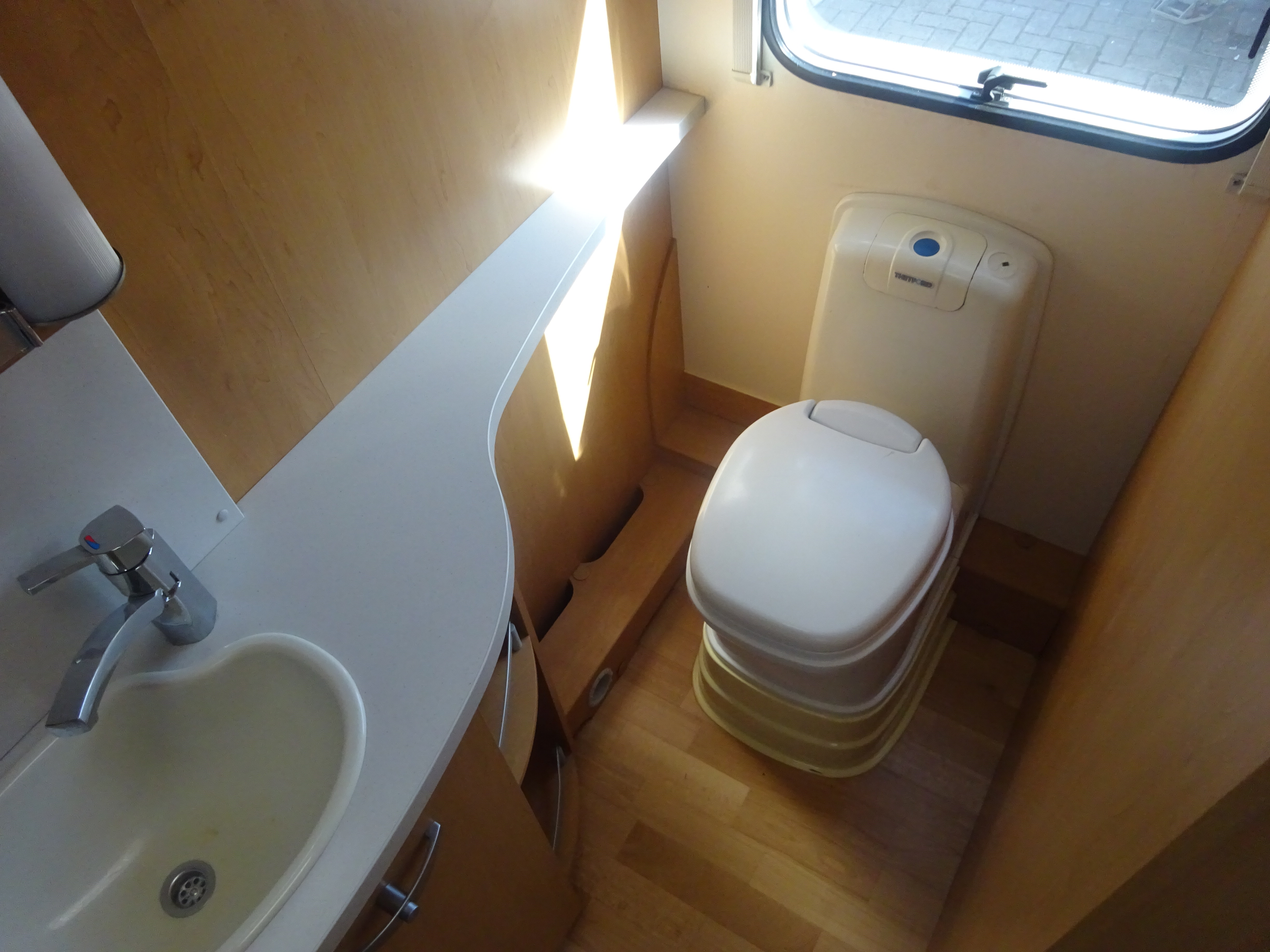 Knaus Sudwind 580 Ul Enkele Bedden #Grote Badkamer# foto: 22