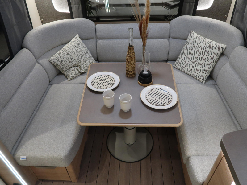 Knaus Sudwind Black Selection 500 FU RONDZIT FRANS BED Foto: 4