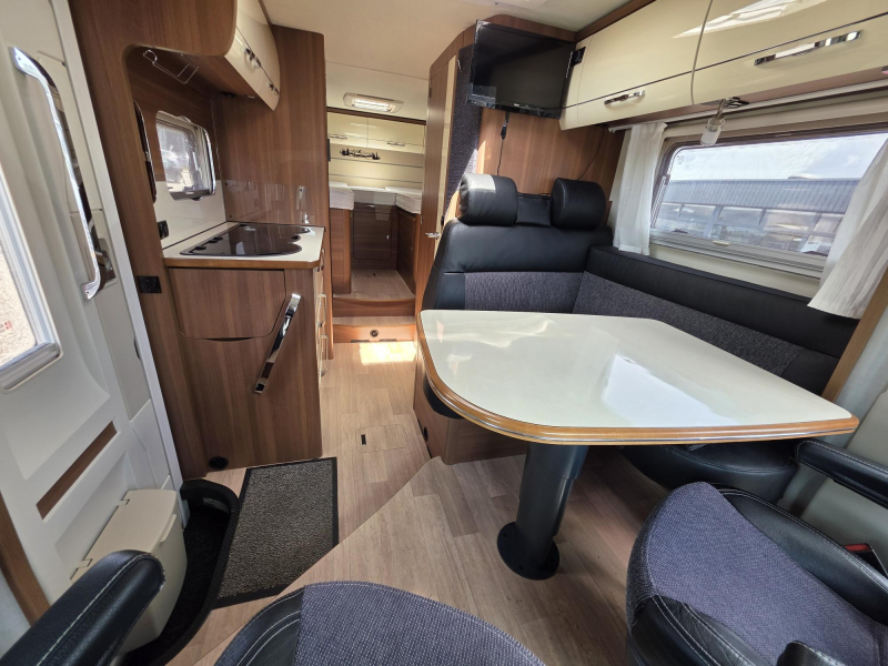 LMC Passion T 673 G Omvormer 2000w 4accus 150  foto: 6