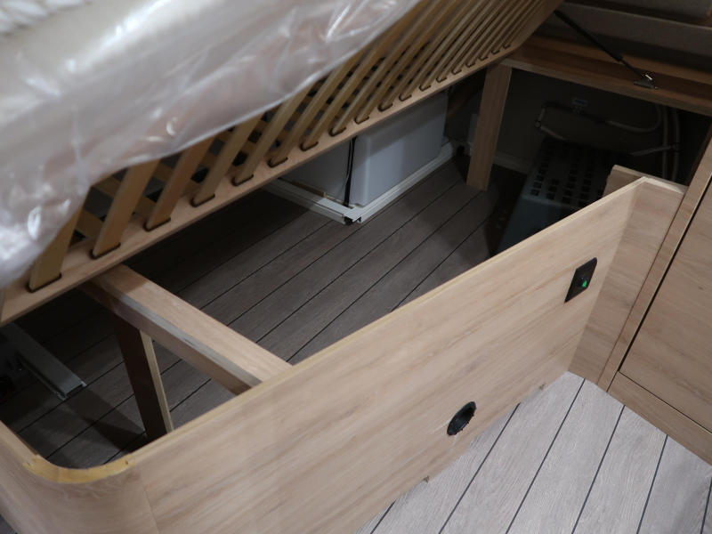 Knaus Sudwind Black Selection 500 FU RUNDSITZGRUPPE FRANZ&Ouml;SISCHES BETT Foto: 9