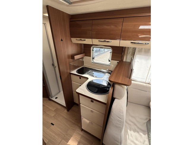LMC I735 Explorer Automaat Enkele Bedden Hefbed Zonnepaneel Maxxfan Construct foto: 12