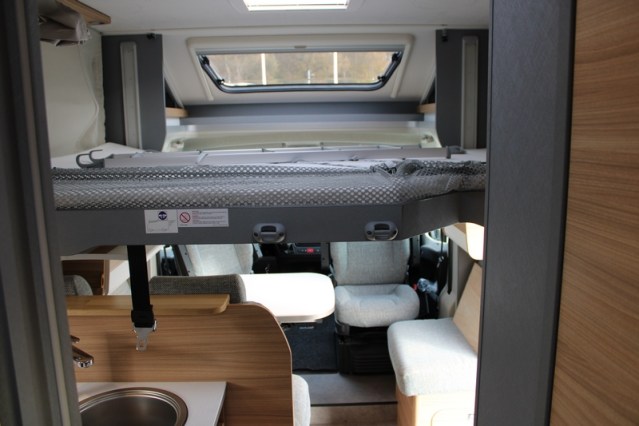 Dethleffs 7052 DBM Just 90 Queenbed + hefbed riante garage (94  foto: 50