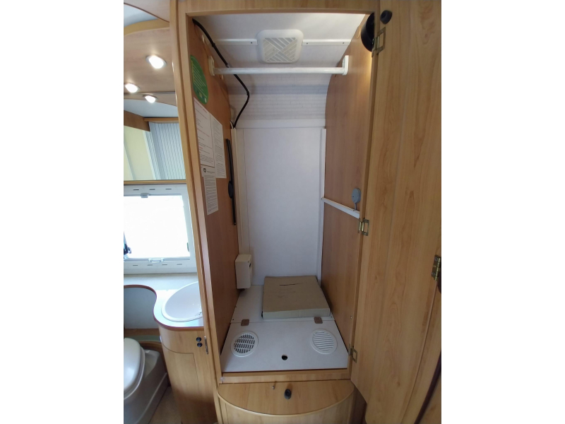 Hymer Eriba met 44497 km en dakairco  foto: 12