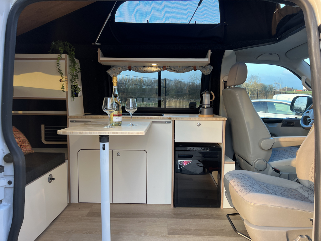 Volkswagen T5 2015 Florida Kastenwagen-Wohnmobil neuer Ausbau Foto: 2
