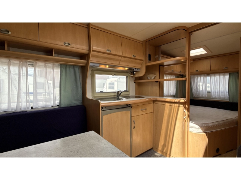 Hobby De luxe Easy 460 UFE cama francesa asiento redondo inodoro foto: 3