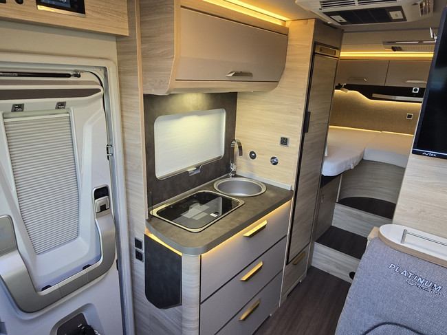Knaus VAN TI PLUS 650 MEG PLATINUM SELECTION AUTOMATIK 180 PS NUR 16.866 KM !! KLIMAANLAGE LUFTFEDERUNG TV + SATELLIT L&Auml;NGSBETTEN DREHBARE ABNEHMBARE ANH&Auml;NGERKUPPLUNG Foto: 14