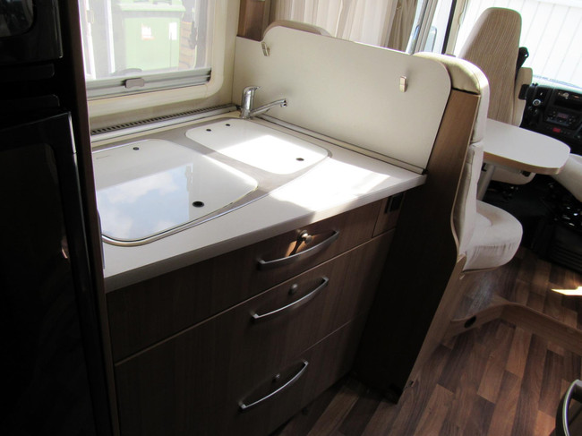 Hymer Exsis-i EX 688 Enkelebedden hefbed integraal bj2014 foto: 12