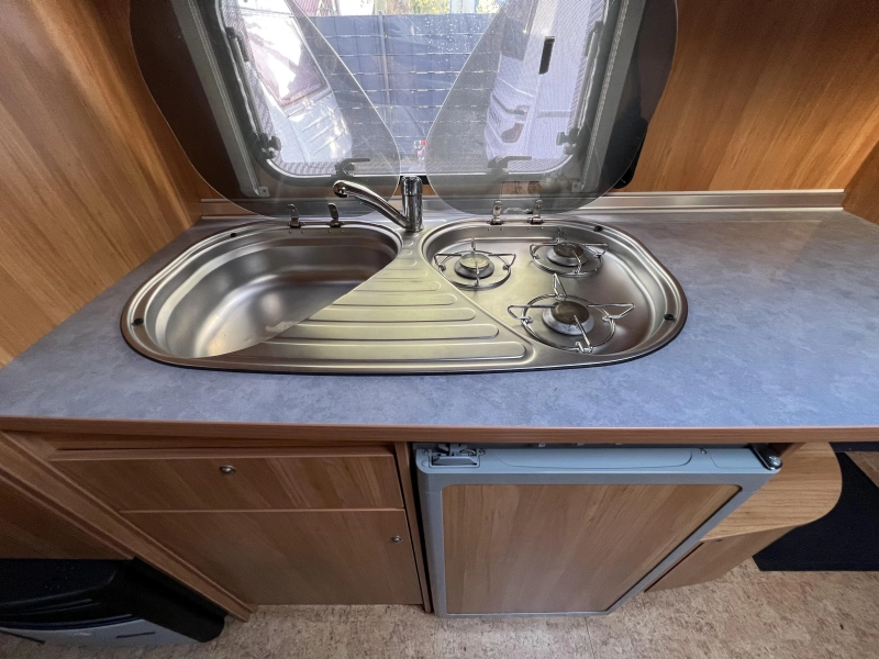 Bürstner Flipper 550 TK stapelbed  foto: 9