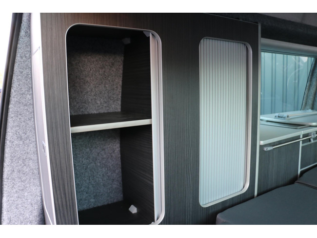 Volkswagen Transporter Camper TDI 150PS T6 Automatik | Klimaanlage | Sitzheizung | Elektr. Fenster | 4 Schlafpl&auml;tze | neues Interieur | K&uuml;hlschrank + Gefrierfach | Foto: 17