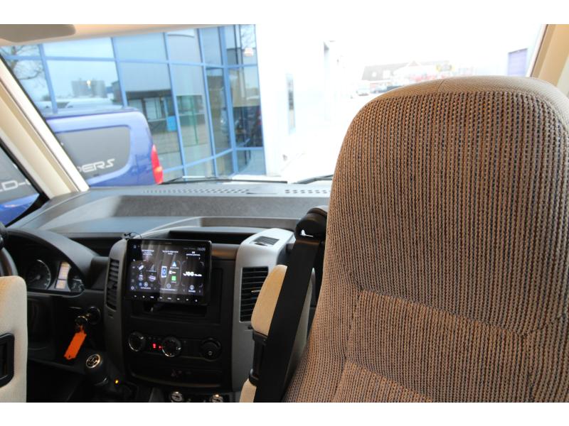 Hymer BML-I Queen bed + fold-down bed photo: 24