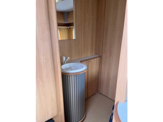HOME-CAR Racer 45 Spirit | Franz&ouml;sisches Bett | Dinette | Fahrradtr&auml;ger vorne | Heizung | K&uuml;hlschrank | Toilette und Waschbecken Foto: 15