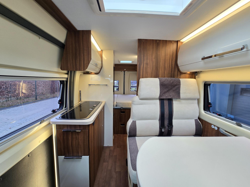 Karmann Davis 590 Fixed Bed Automatic 150hp photo: 12