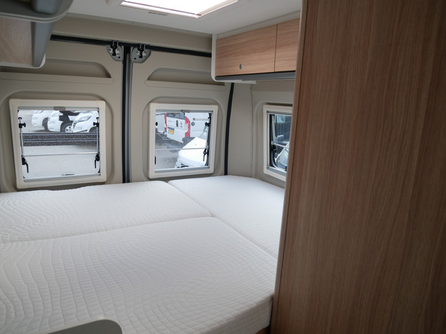 Sunlight Cliff 600 XV, 6 Meter Buscamper, Dwarsbed foto: 18