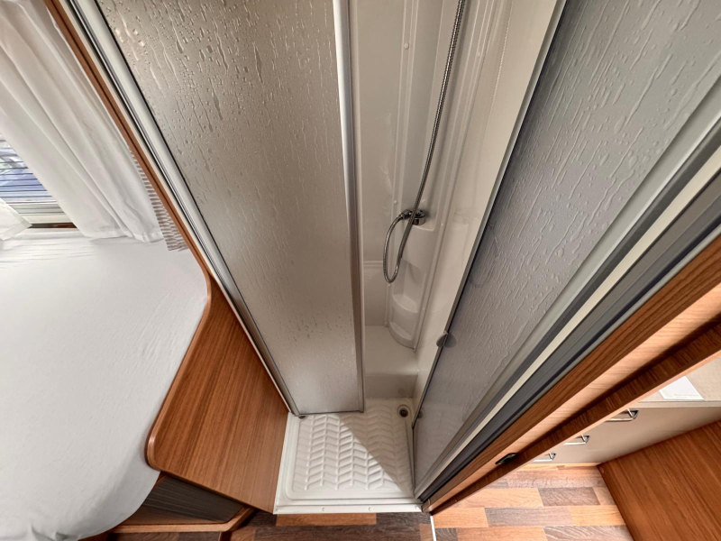 Weinsberg CaraSuite 700 ME EH478 ensuite badkamer  foto: 14