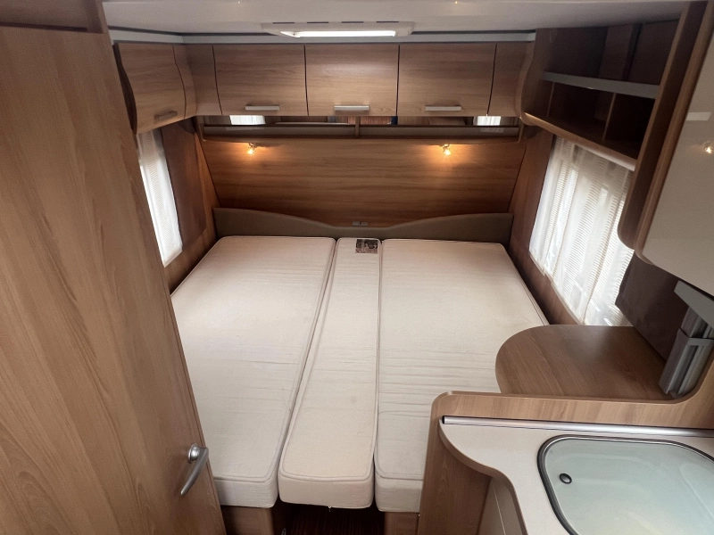 TEC Travel King 470 E asientos camas individuales inodoro foto: 10