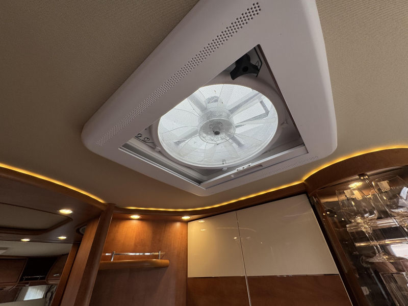 Carthago Chic C-Line II I 4.9 LE no drop-down bed single beds photo: 9