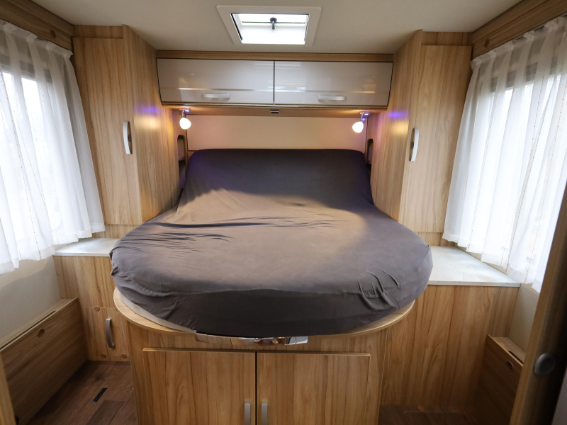 Hymer T 698 CL Queen bed photo: 9