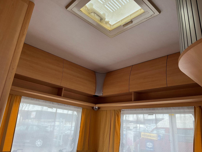HOME-CAR Racer 45 Spirit | Franz&ouml;sisches Bett | Dinette | Fahrradtr&auml;ger vorne | Heizung | K&uuml;hlschrank | Toilette und Waschbecken Foto: 16