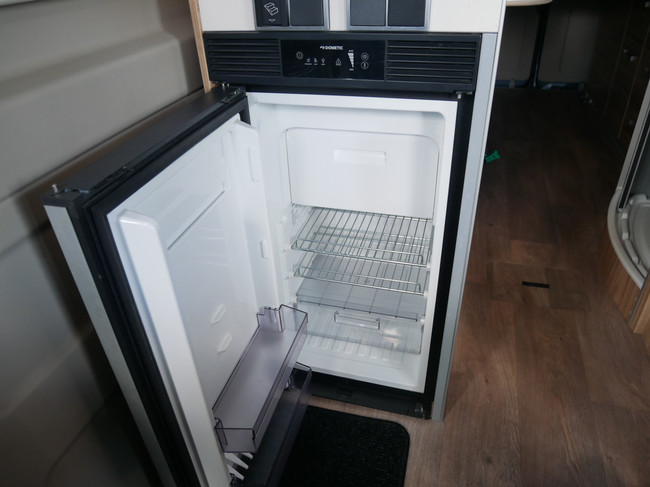 Hymer Yosemite 6 metros, camas longitudinales, techo elevable, 4 personas foto: 14