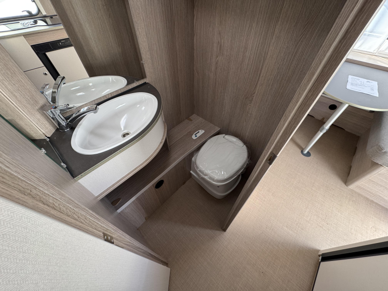 B&uuml;rstner Premio Life 480 TL Mover und Thule Markise Foto: 10