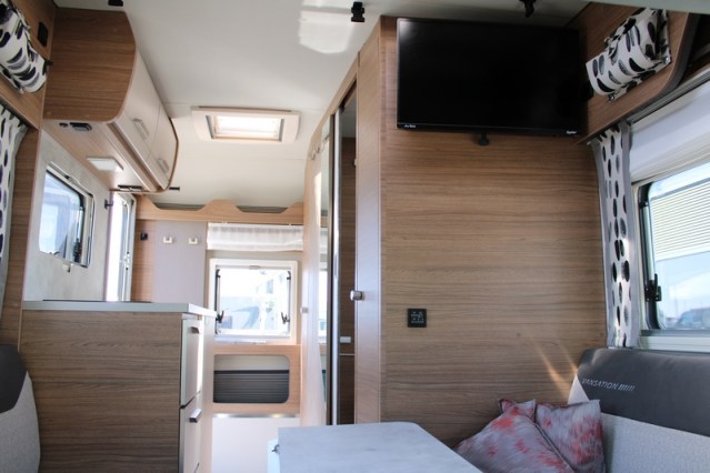 Zeer compacte Knaus Tourer VAN 500 LT Bulli AUTOMAAT voorzien van Face to Face salon (82  foto: 35