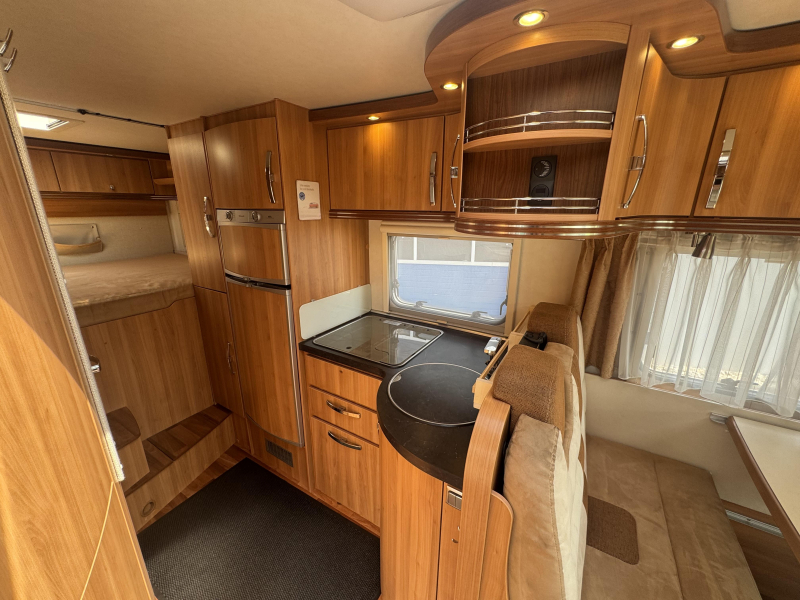 Hymer Exclusive Line 614 CL fixed bed photo: 7
