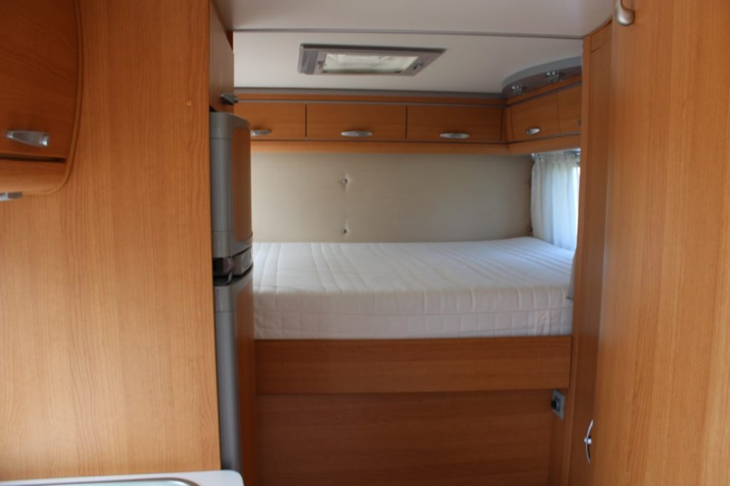 Knaus Sun Ti 700 Meg, Cama transversal, Garaje, Asientos delanteros giratorios, Media dinette, banco de asientos. A&ntilde;o 2008 Marum (Groningen) foto: 9
