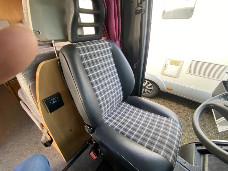 Hymer Camp 644 G 6 pers GROTE GARAGE 2,8  foto: 12
