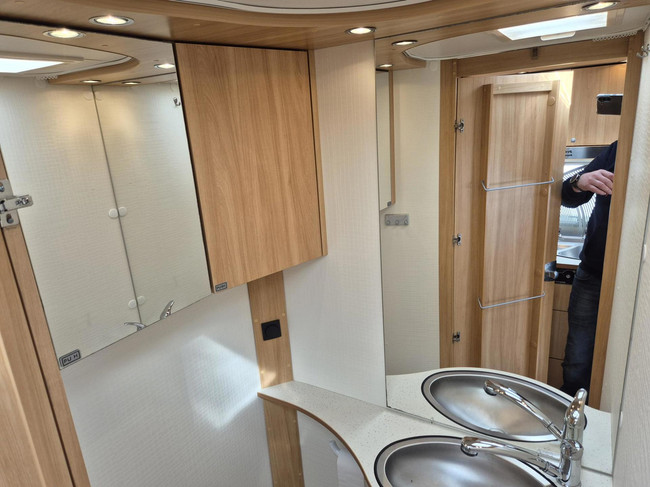 Dethleffs 430 DB Vast bed, mover, Voortent met aanbouw Bovag foto: 18
