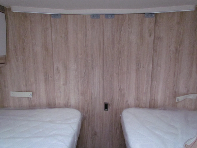 Eura Mobil Profila RS 695 EB Mondial, cama longitudinal y elevable foto: 4