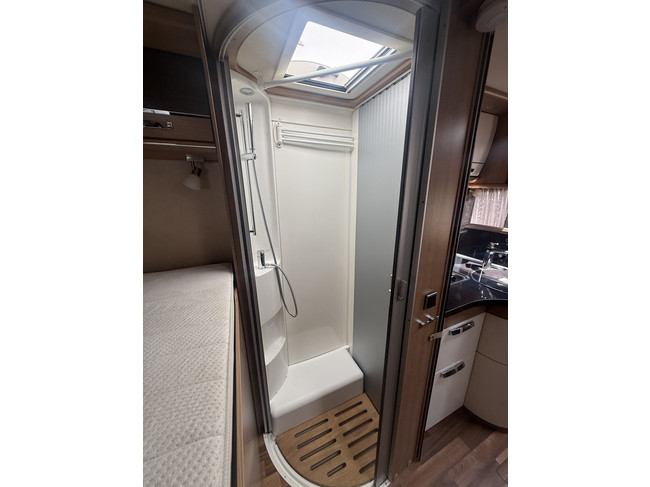 Hymer B 594 autom&aacute;tico 150 cv autocaravana muy compacta full options cama transversal+cama abatible sistema de nivelaci&oacute;n EP toldo calefacci&oacute;n estacionaria webasto aire acondicionado de techo 2x panel solar antena parab&oacute;lica el&eacute;ctrica TV garaje grande foto: 18
