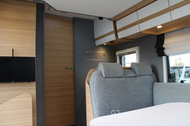 Dethleffs 7052 DBM Just 90 Queenbed + hefbed riante garage (94  foto: 37