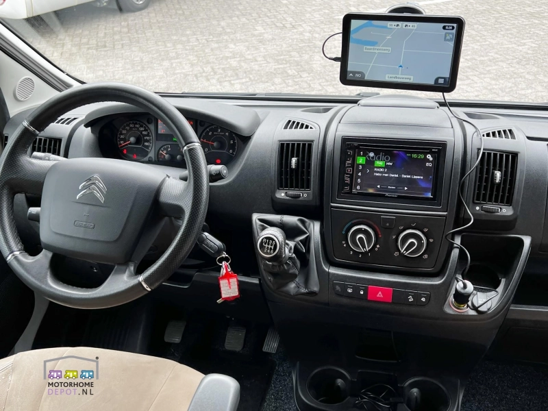 Adria Matrix M 670 SL Cama longitudinal y abatible foto: 14