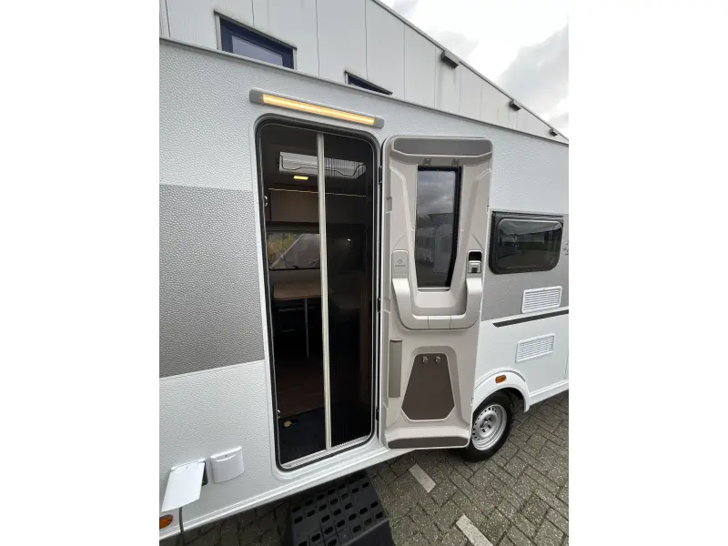 Knaus Sport 420 QD DWARS BED-XL KEUKEN  foto: 2