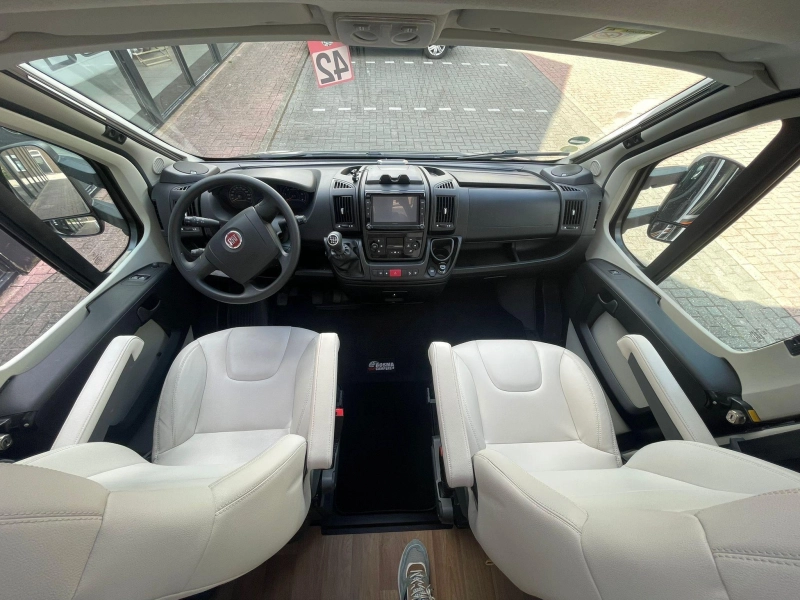 Dethleffs Diplomat Queensbed 52000 km 2017  foto: 11