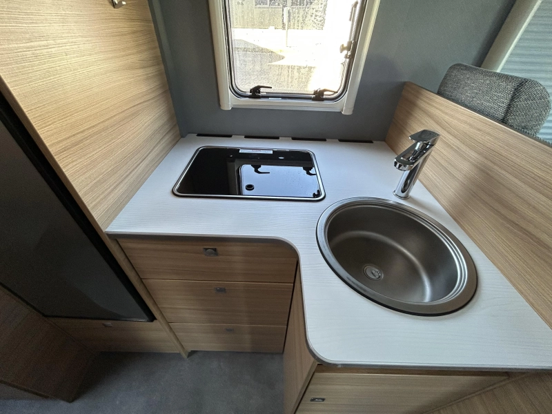 Dethleffs Just 90 T 6812 EB Lit relevable + Climatisation photo: 8