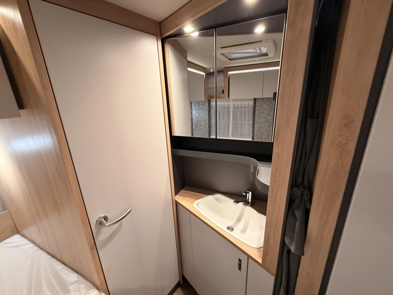 Knaus Sport 450 FU 1800 KG + Cama francesa foto: 14