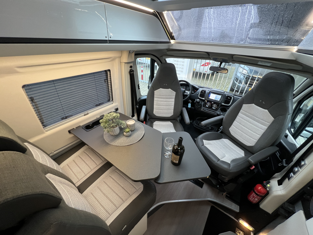 Adria Twin Supreme 640 SLB ENKELE BEDDEN SKYROOF CAMERA foto: 2