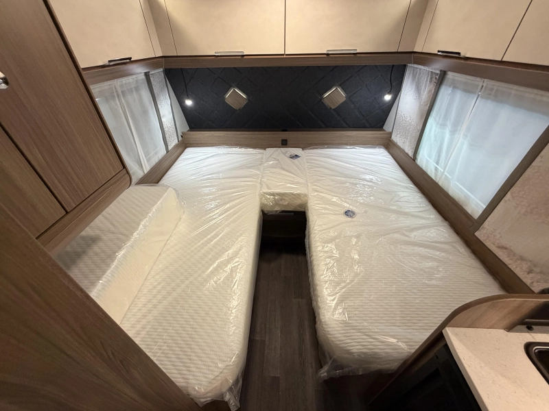 Tabbert Cazadora 460 E camas individuales / dinette foto: 16