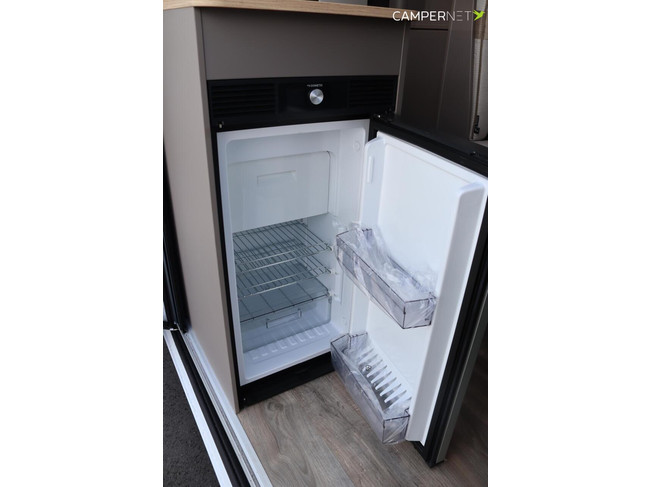 LMC Innovan 640 140cv Autom&aacute;tico | Camas longitudinales | Toldo | Techo panor&aacute;mico | Ventanas empotradas | Control de crucero | Nuevo disponible en stock | foto: 12