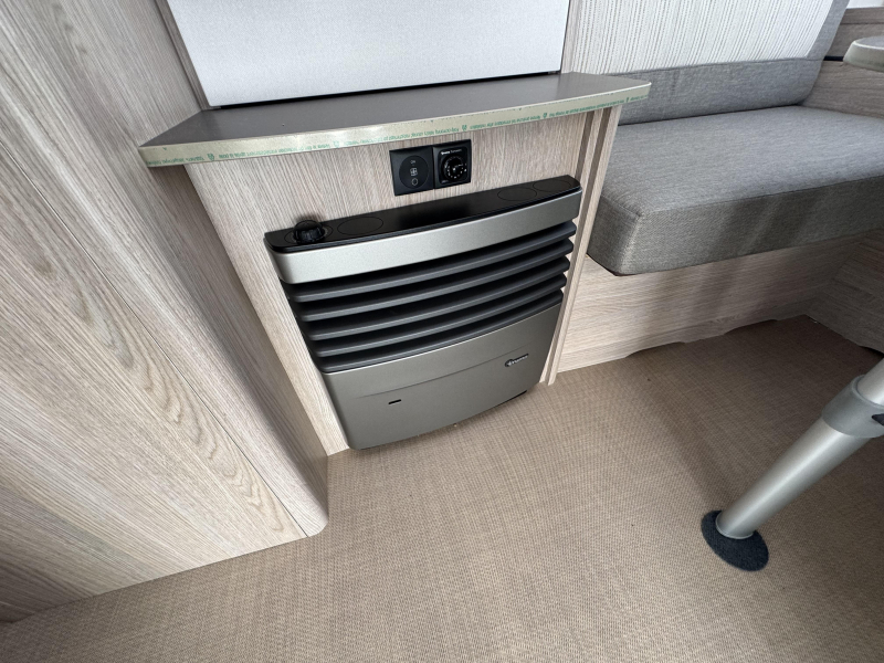 B&uuml;rstner Premio Life 480 TL Mover und Thule Markise Foto: 2