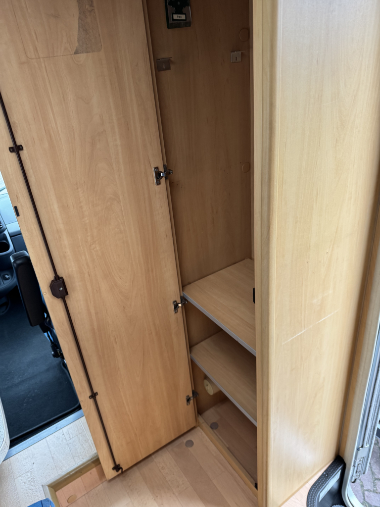 Dethleffs Globebus 1 110 PK, Dwarsbed, halve-treinzit, draaistoelen, Motor airco, nette camper, lengte 6.00 Bj. 2006 Camper centrum on the road Marum  foto: 13